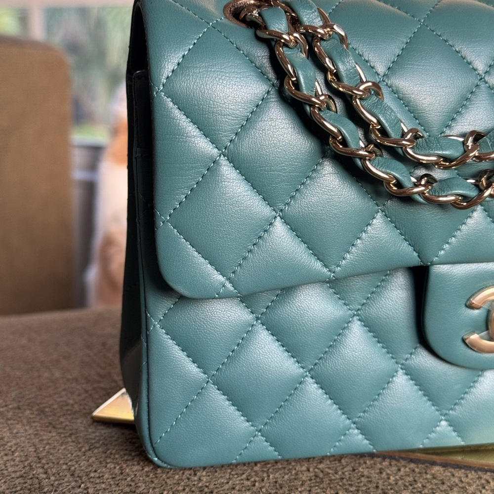 Brand new 2022 green Chanel medium lamb skin - Picture 2 of 9